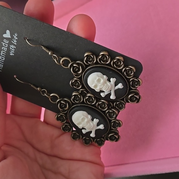 Skull Cameo Dangle Earrings, NWT - Picture 8 of 8